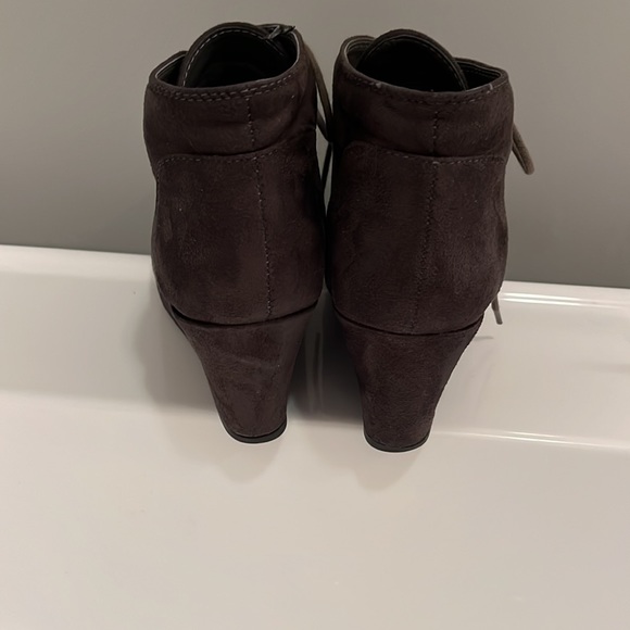 Journee Collection grey suede booties size 8.5 - Picture 4 of 8